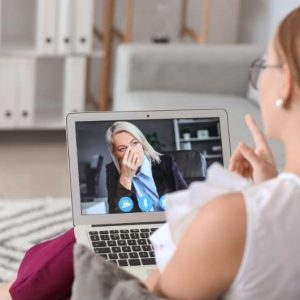 Mujer en videoconferencia