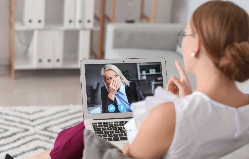 Diseño sin título-6 Mujer en videoconferencia